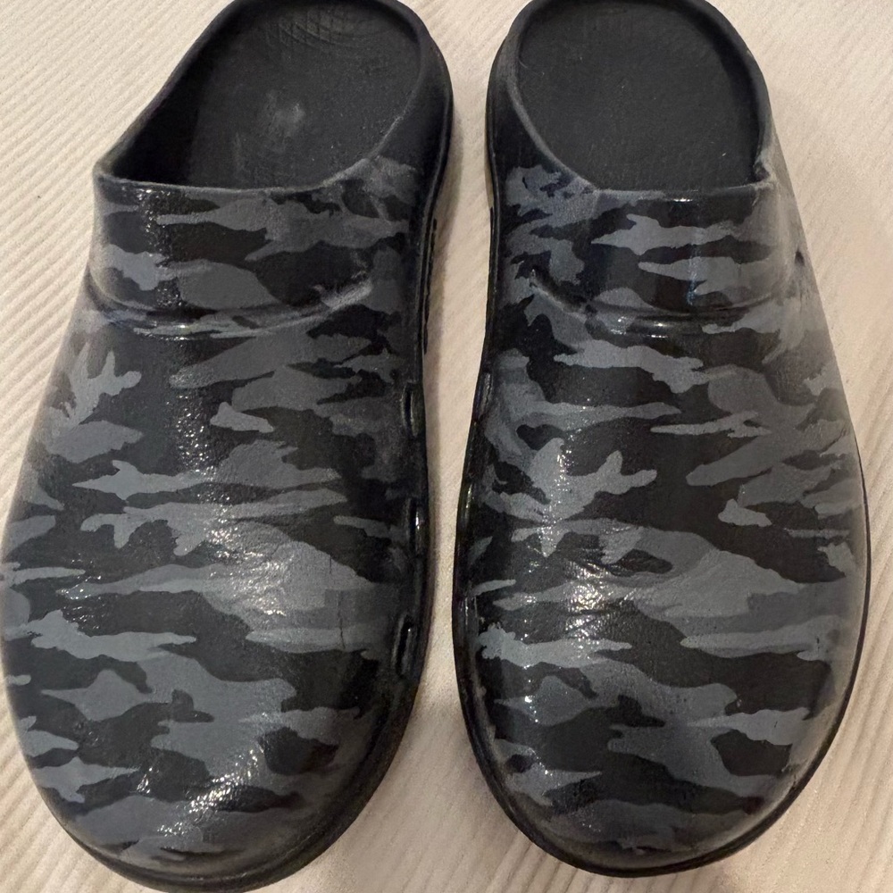 OOFOS Black and Gray Slip-On Loafers
